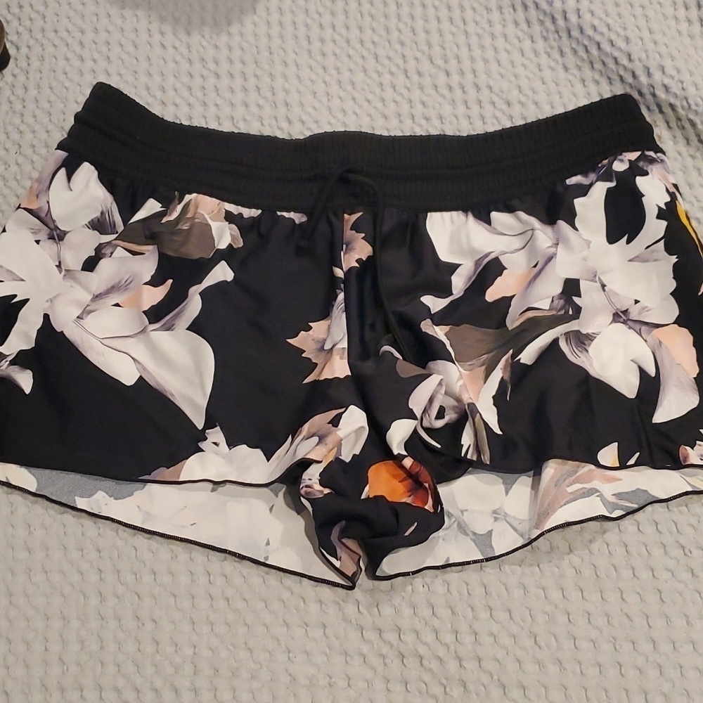 Athleta black floral running shorts M (40)